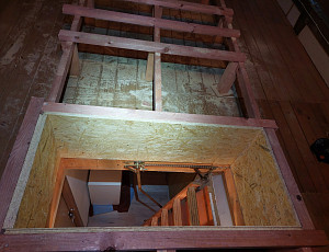 Zateplení stropu staršího rodinného domu pomocí foukané izolace